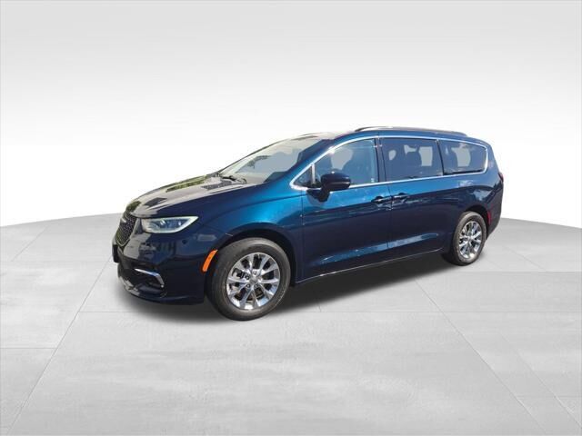 2022 Chrysler Pacifica Touring L — photo 1 of 13