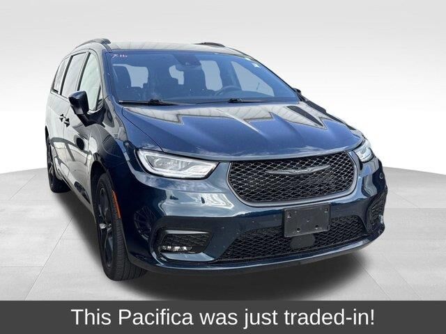2023 Chrysler Pacifica Touring L — photo 1 of 13