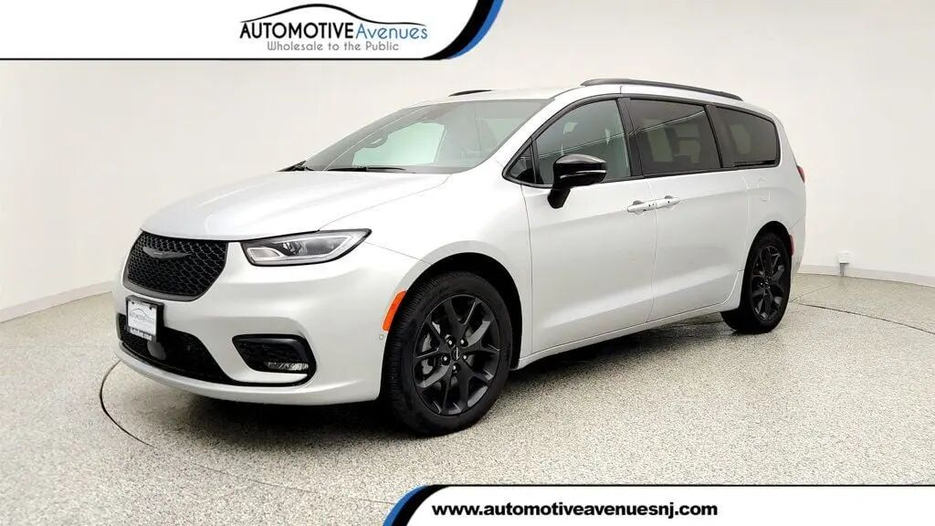2024 Chrysler Pacifica Touring L — photo 1 of 13
