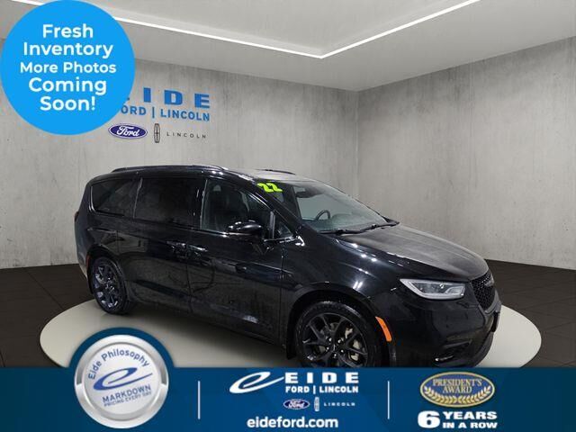 2022 Chrysler Pacifica Touring L — photo 1 of 13