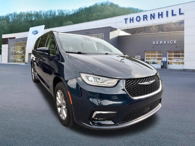 2022 Chrysler Pacifica Touring L — photo 1 of 27