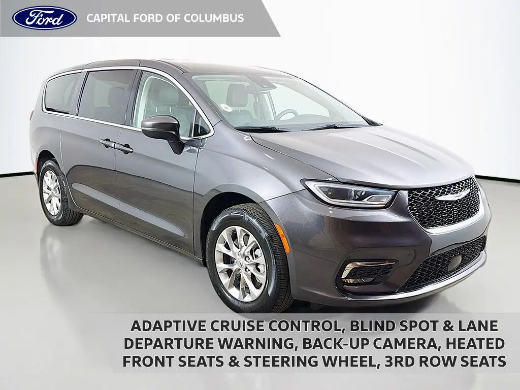 2023 Chrysler Pacifica Touring L — photo 1 of 11