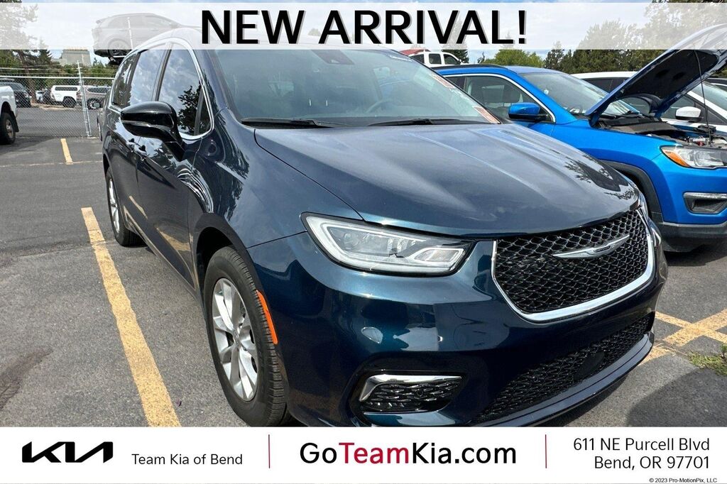 2024 Chrysler Pacifica Touring L — photo 1 of 12