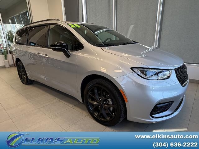 2023 Chrysler Pacifica Limited — photo 1 of 27
