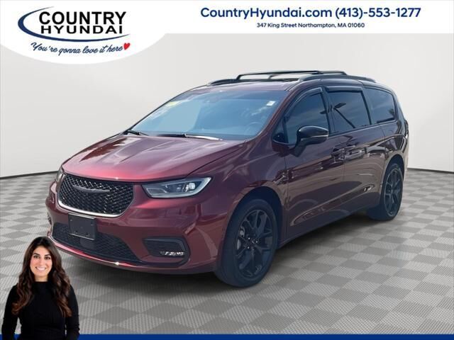 2023 Chrysler Pacifica Limited — photo 1 of 13