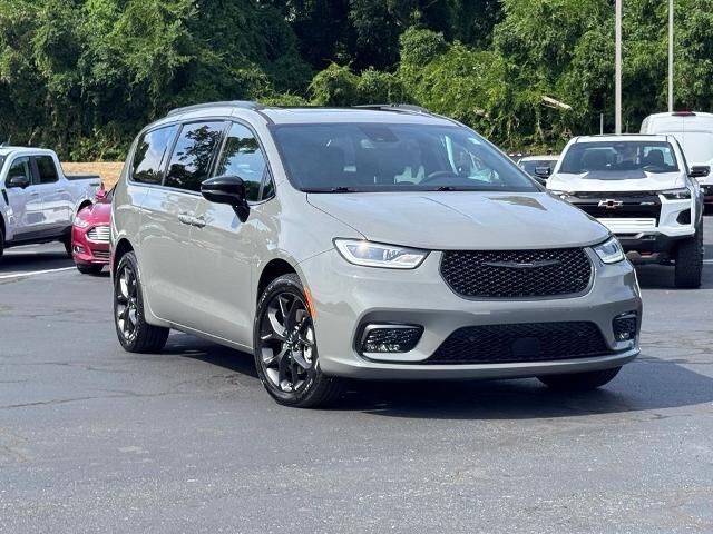 2023 Chrysler Pacifica Limited — photo 1 of 26