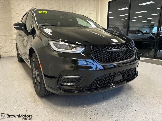 2025 Chrysler Pacifica Limited — photo 1 of 13