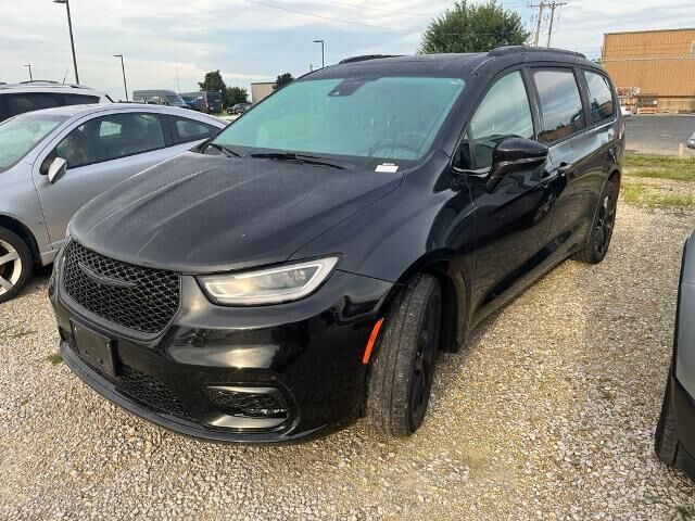 2022 Chrysler Pacifica Limited — photo 1 of 2