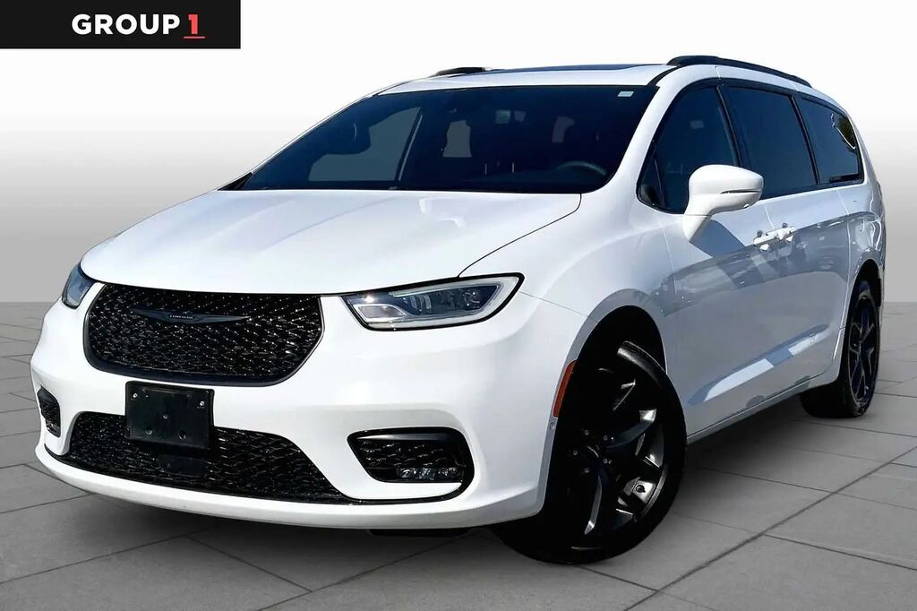 2022 Chrysler Pacifica Limited — photo 1 of 15