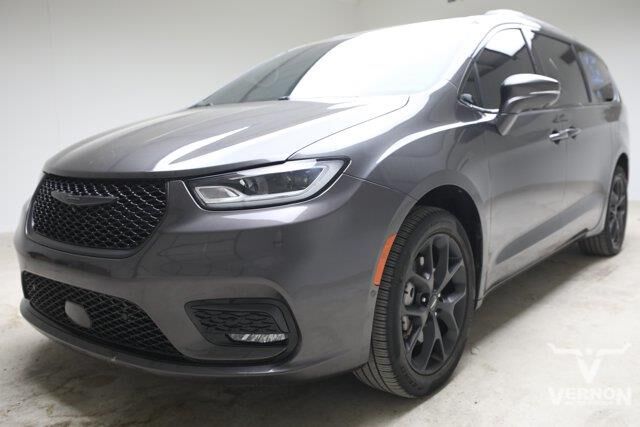 2022 Chrysler Pacifica Limited — photo 1 of 13