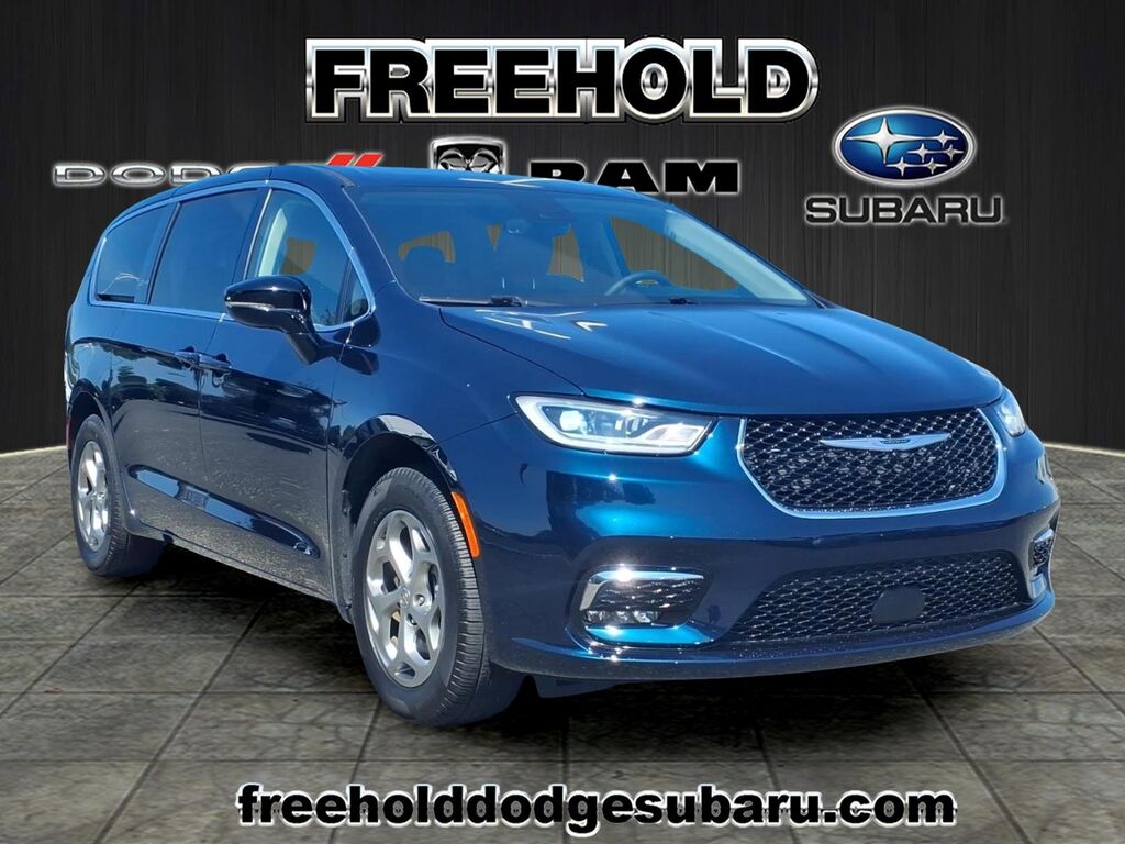 2024 Chrysler Pacifica Limited — photo 1 of 13