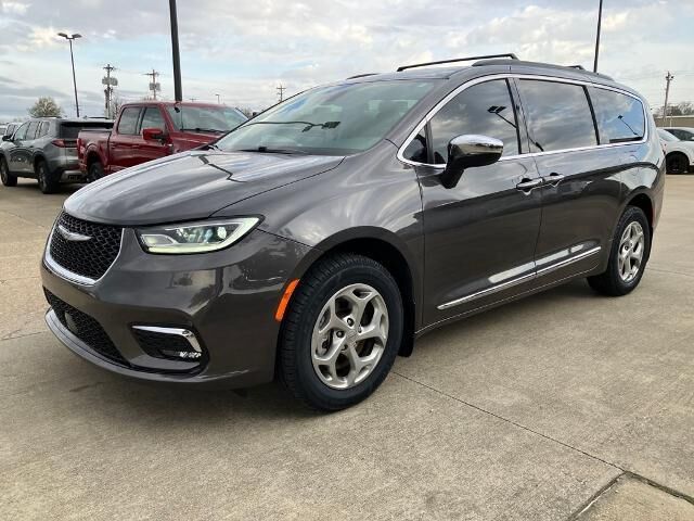2023 Chrysler Pacifica Limited — photo 1 of 12