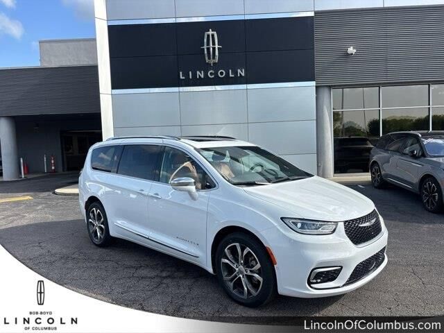 2024 Chrysler Pacifica Pinnacle — photo 1 of 13