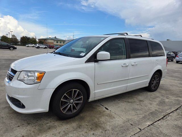 2017 Dodge Grand Caravan SXT — photo 1 of 2