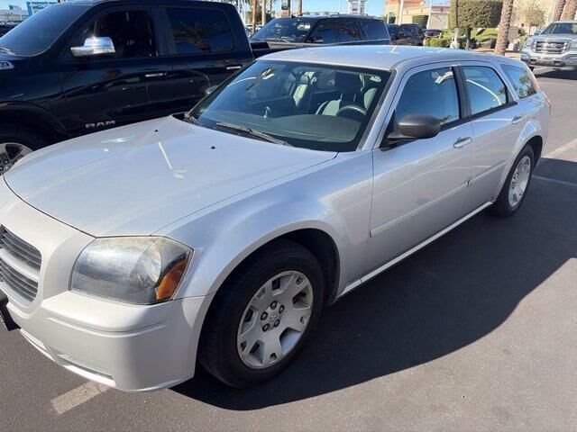 2005 Dodge Magnum SE