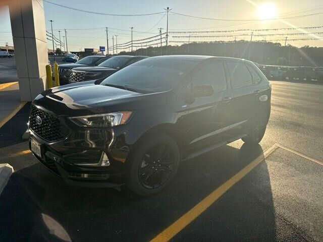 2022 Ford Edge ST-Line — photo 1 of 39