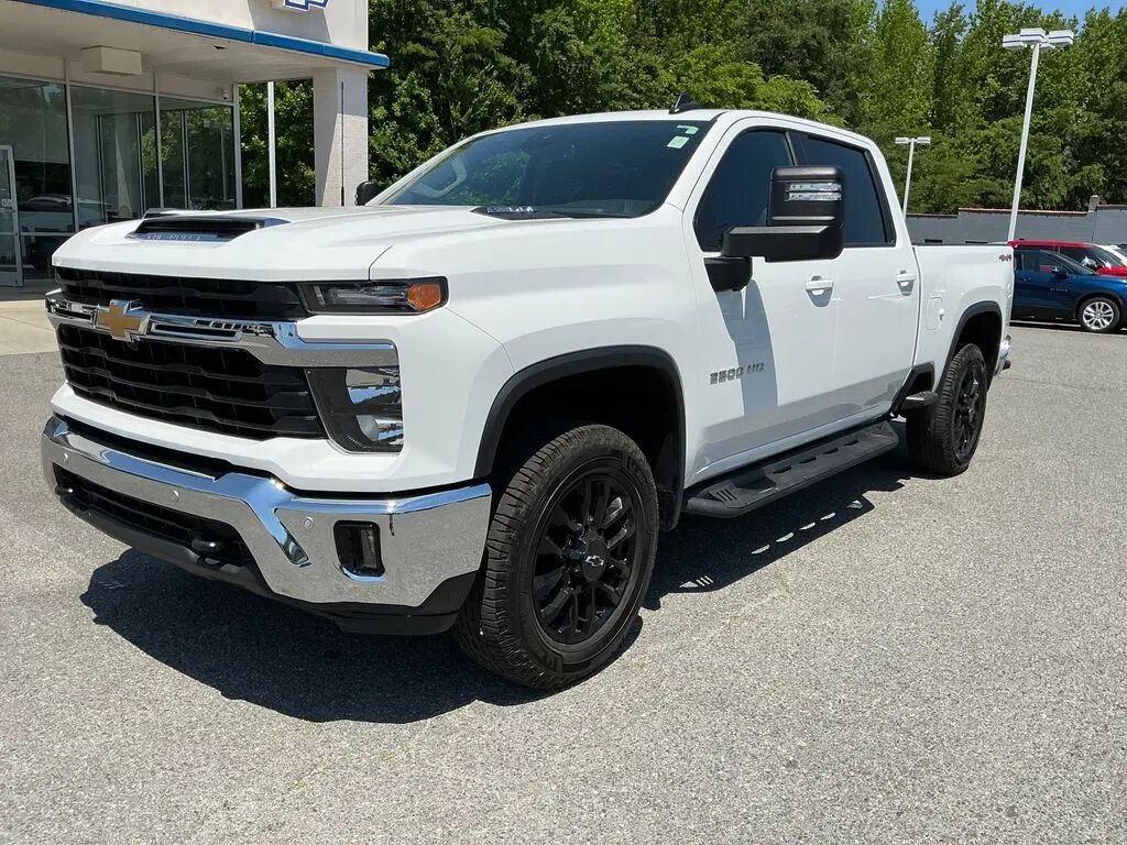 2025 Chevrolet Silverado 2500HD LT — photo 1 of 13