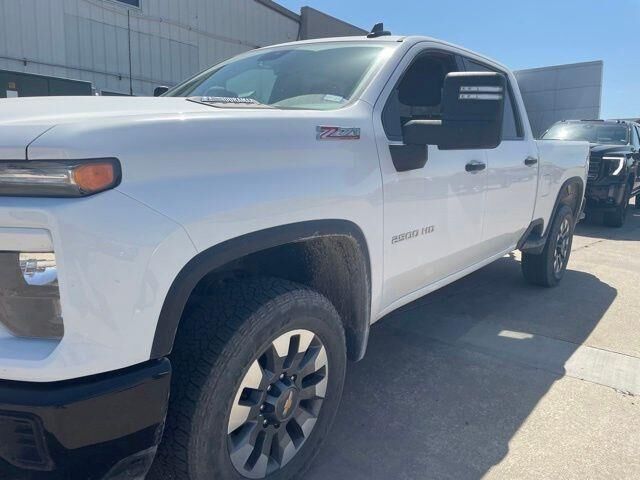 2025 Chevrolet Silverado 2500HD Custom — photo 1 of 34