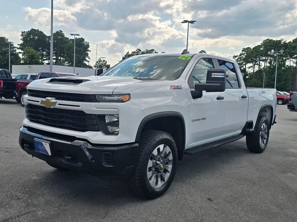 2024 Chevrolet Silverado 2500HD Custom — photo 1 of 13