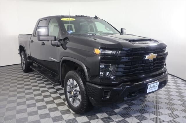 2024 Chevrolet Silverado 2500HD Custom — photo 1 of 13