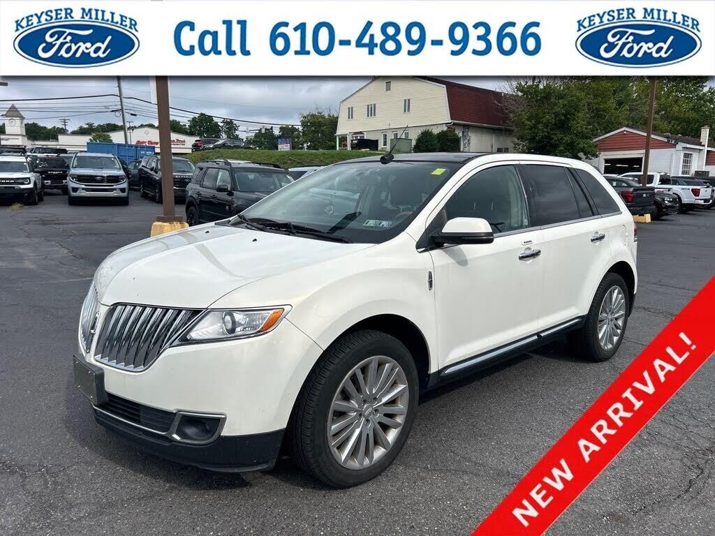 2013 Lincoln MKX Base — photo 1 of 2
