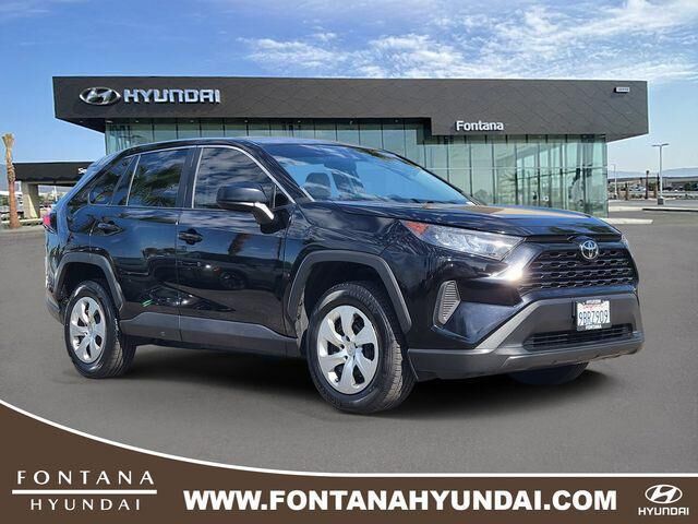 2022 Toyota RAV4 LE — photo 1 of 13