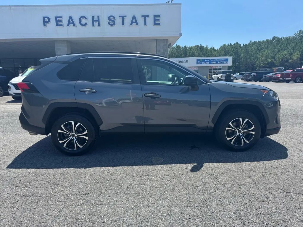 2019 Toyota RAV4 LE — photo 1 of 14