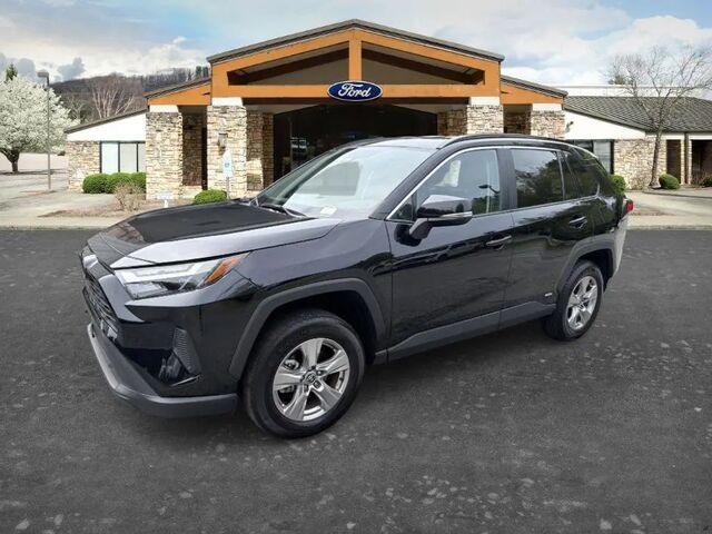 2025 Toyota RAV4 Hybrid XLE — photo 1 of 13
