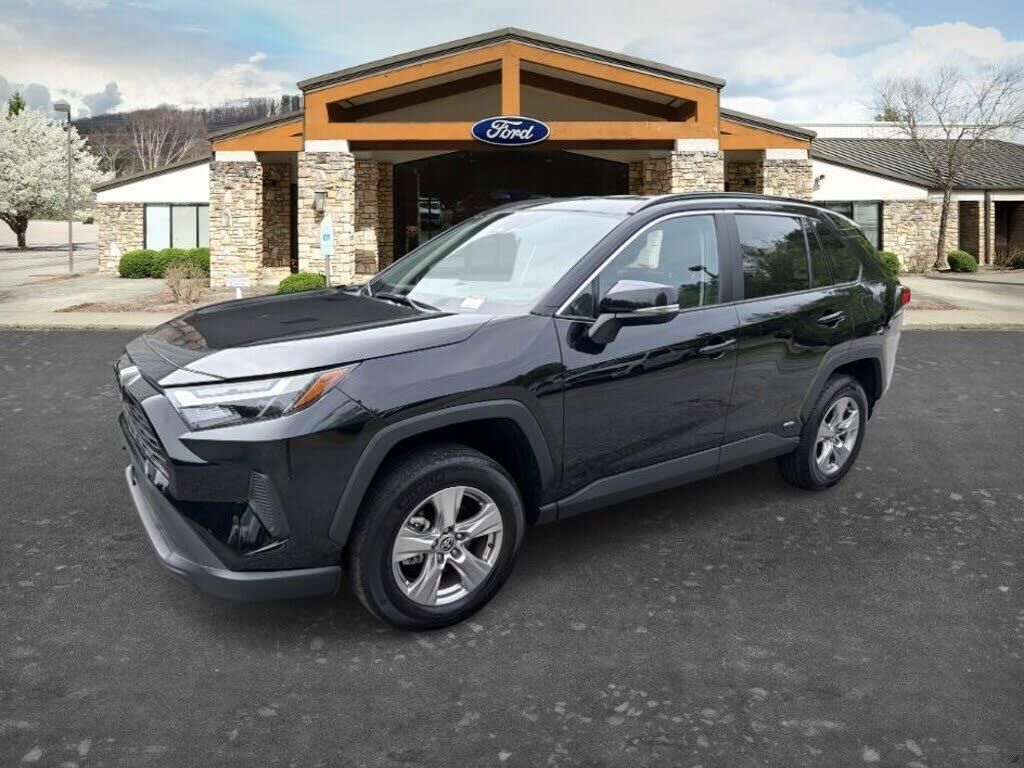 2025 Toyota RAV4 Hybrid XLE — photo 1 of 1