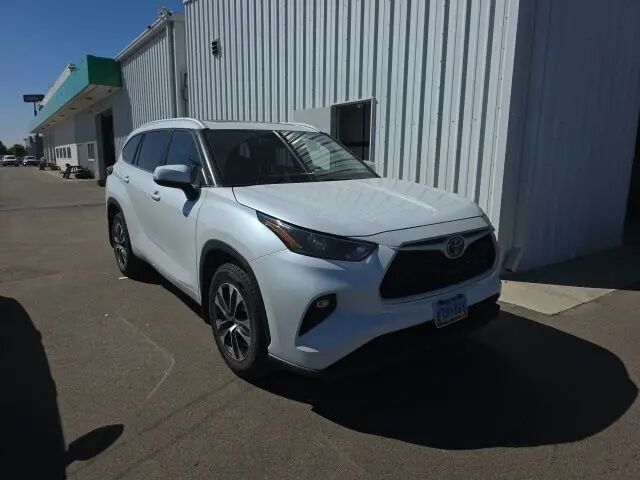 2022 Toyota RAV4 XLE — photo 1 of 5