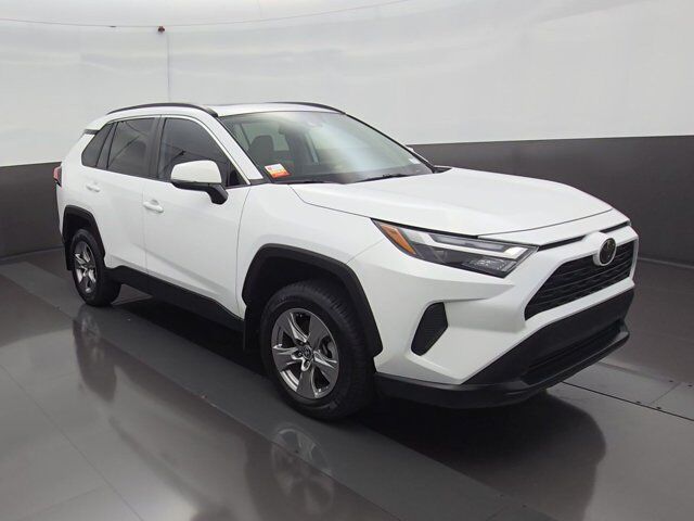 2024 Toyota RAV4 XLE — photo 1 of 5