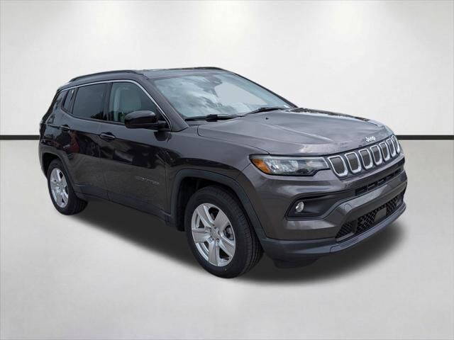 2022 Jeep Compass Latitude — photo 1 of 13