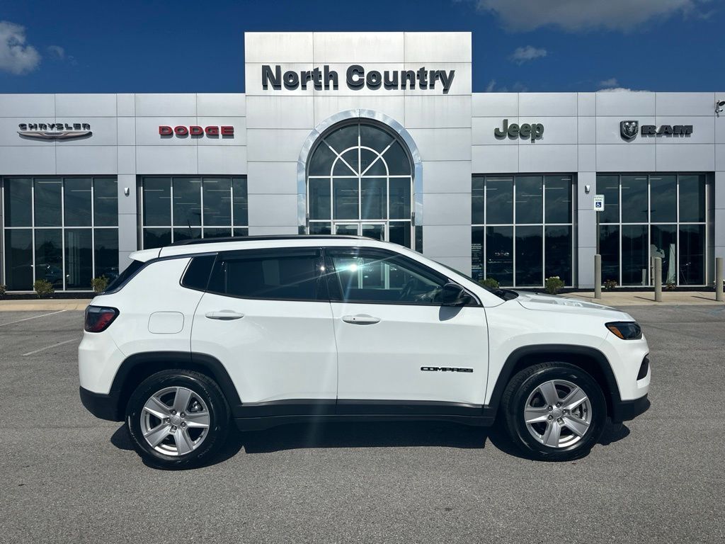 2022 Jeep Compass Latitude — photo 1 of 13