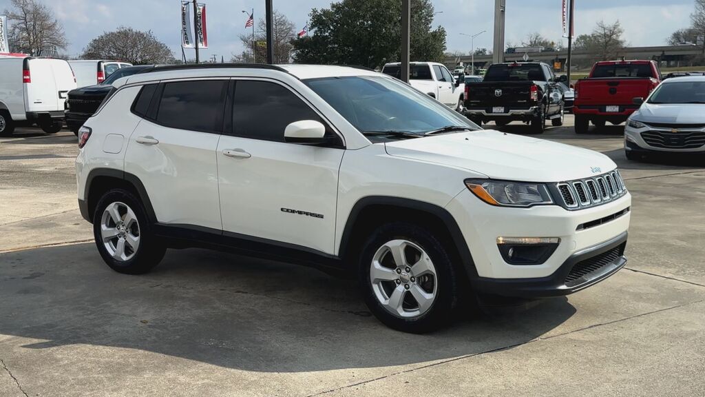2019 Jeep Compass Latitude FWD — photo 1 of 7