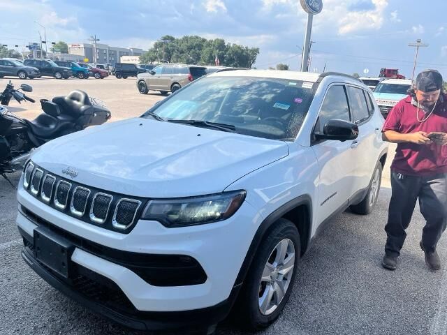 2022 Jeep Compass Latitude — photo 1 of 24