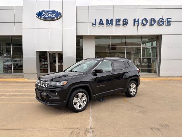 2022 Jeep Compass Latitude — photo 1 of 13
