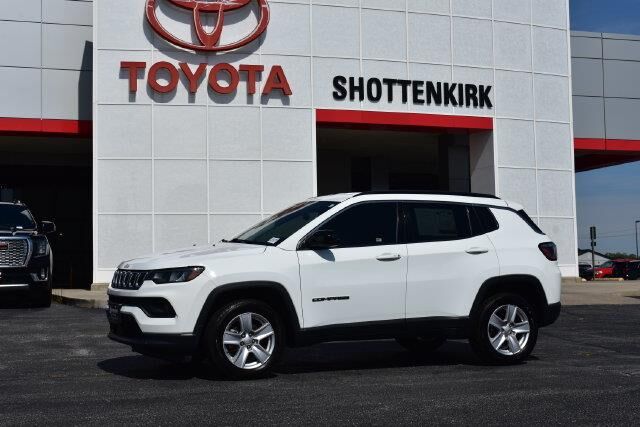2022 Jeep Compass Latitude — photo 1 of 13