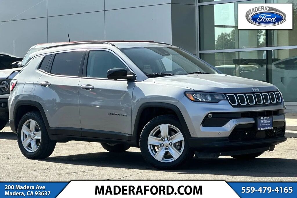 2022 Jeep Compass Latitude — photo 1 of 13