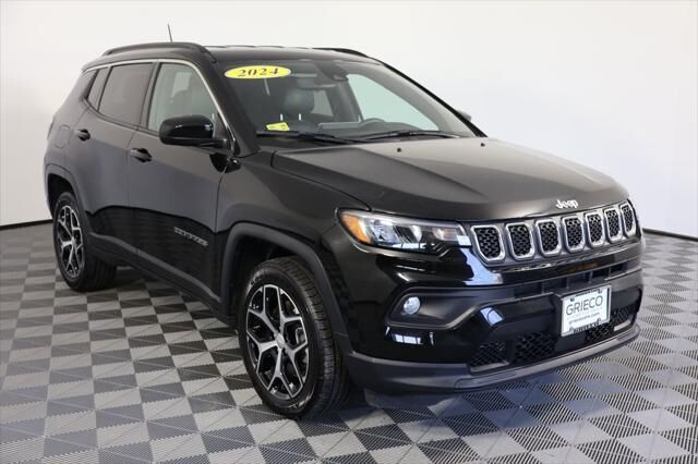 2024 Jeep Compass Latitude — photo 1 of 13