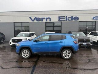2025 Jeep Compass Latitude — photo 1 of 27