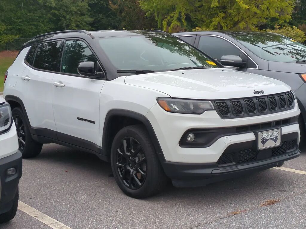 2023 Jeep Compass Latitude — photo 1 of 4