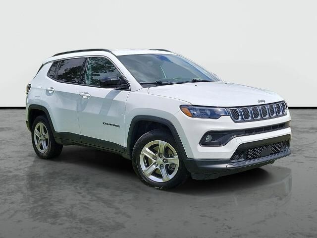 2024 Jeep Compass Latitude — photo 1 of 12