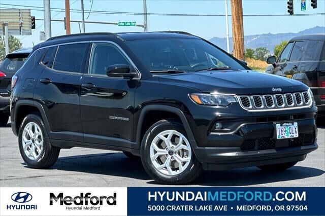 2025 Jeep Compass Latitude — photo 1 of 13