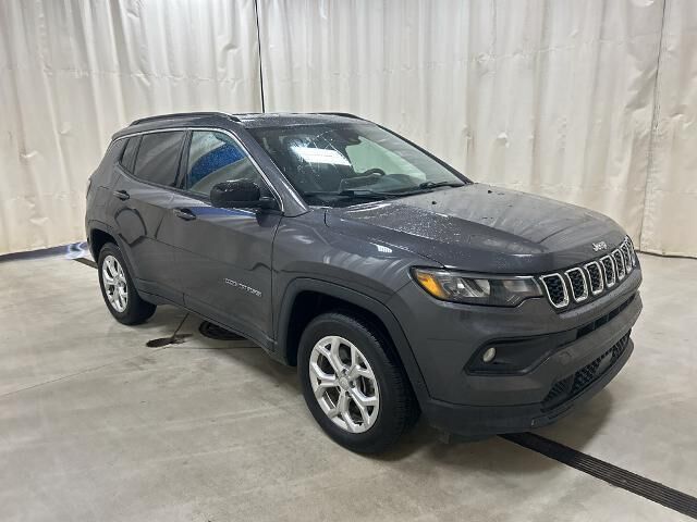 2024 Jeep Compass Latitude — photo 1 of 13
