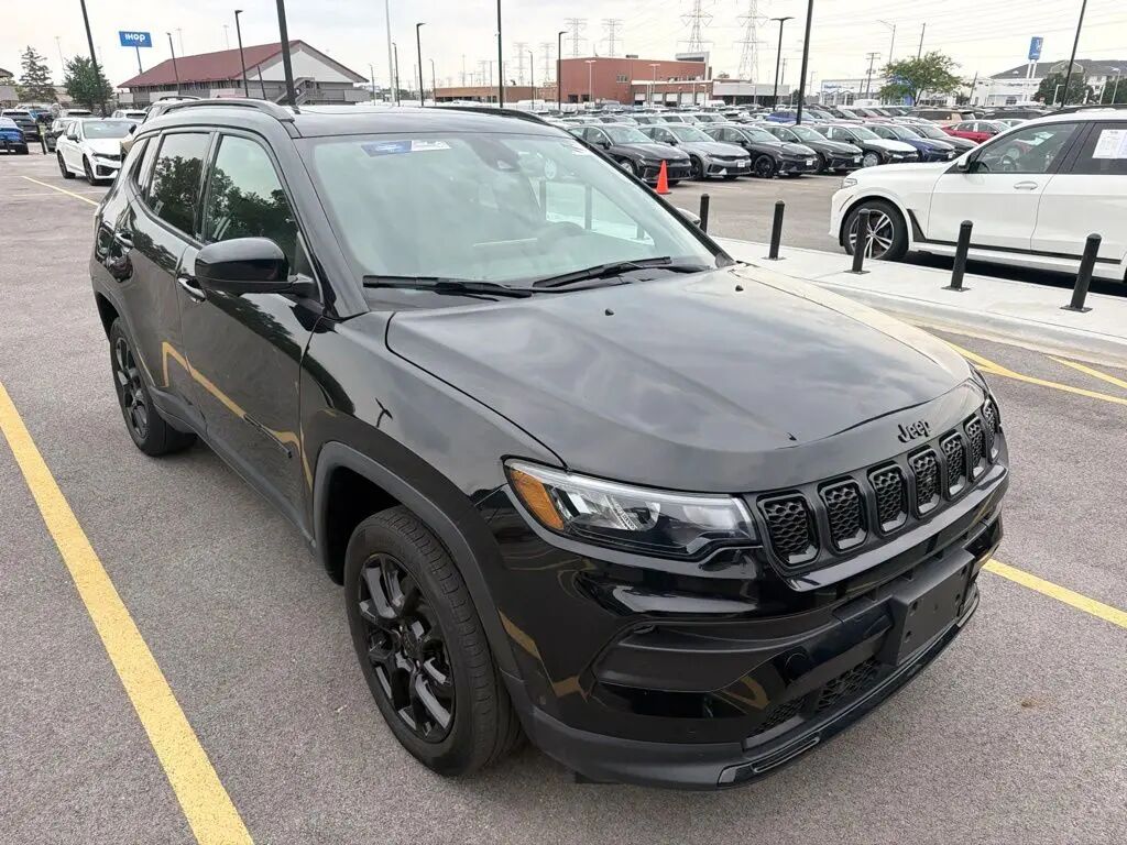 2023 Jeep Compass Latitude — photo 1 of 1
