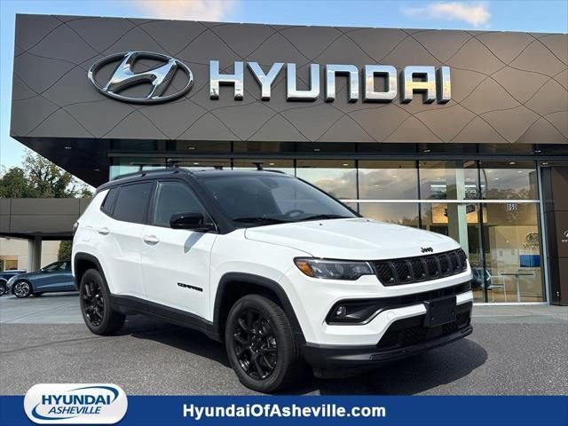 2023 Jeep Compass Altitude — photo 1 of 13