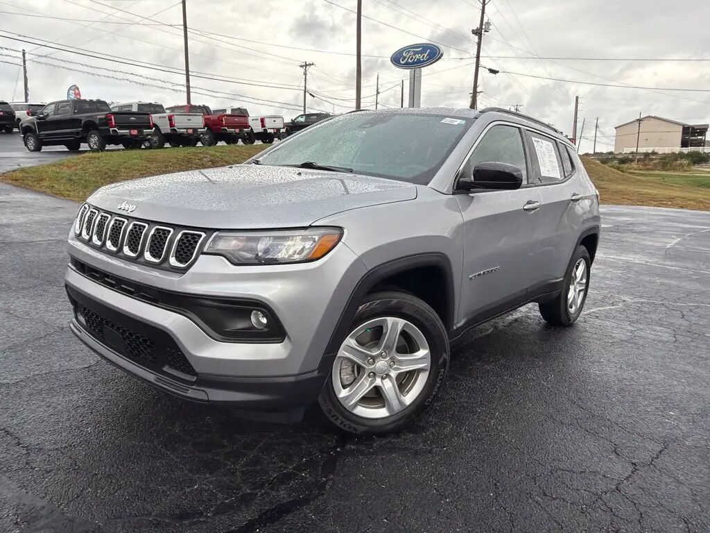 2023 Jeep Compass Latitude — photo 1 of 13