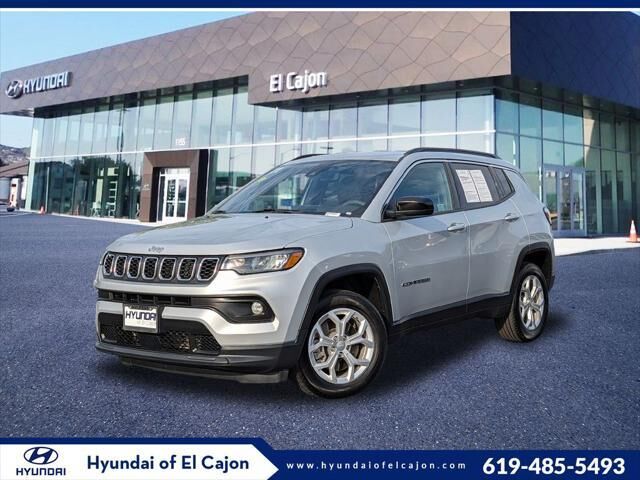 2024 Jeep Compass Latitude — photo 1 of 13