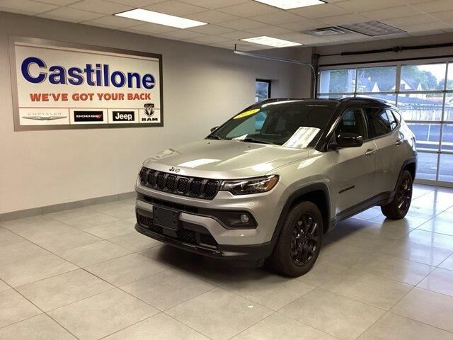 2023 Jeep Compass Latitude — photo 1 of 26