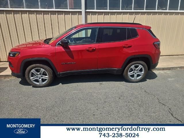 2023 Jeep Compass Latitude — photo 1 of 26